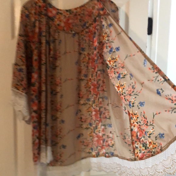 Bundle Alert💎 3 for $12: 
Floral and lace kimono, open front - Picture 4 of 5